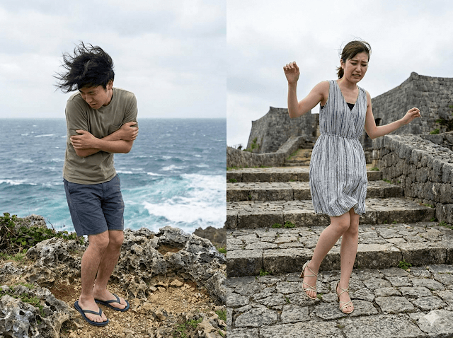 12月の今帰仁城観光で避けるべき服装の失敗例画像。左側は強風が吹く海辺で、半袖短パン・ビーチサンダル姿で寒さに震える日本人男性。右側は石積みの階段で、ノースリーブワンピースとヒール付きサンダルを履き、足元が不安定でバランスを崩しかけている日本人女性。