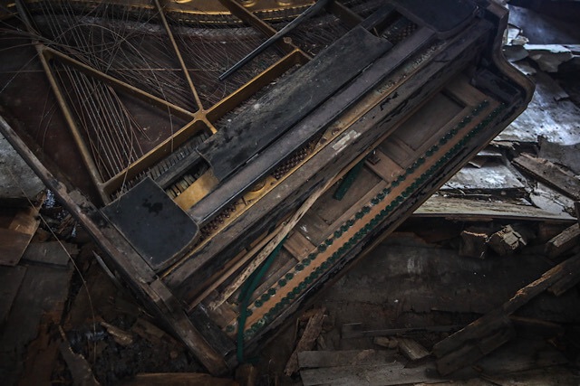 グランドピアノの鍵盤部分のクローズアップ。鍵盤蓋の下には鍵盤が一切残っておらず、ハンマーアクションなどの内部構造が剥き出しになっている様子。