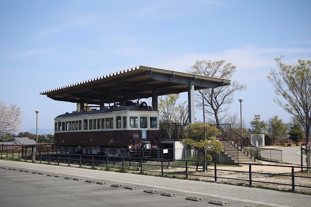「道の駅 源平の里むれ」に静態保存されている、レトロな琴電335号車。茶色とクリーム色の落ち着いたツートンカラーの車体が、専用の屋根の下で大切に展示されている。
