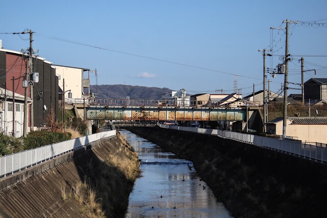 平野川をまたぐように架けられている、錆びついた薄緑色の鉄桁(プレートガーター橋)の阪和貨物線跡