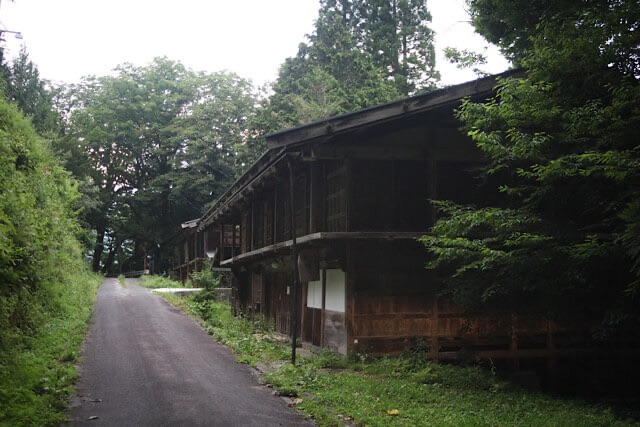 野麦街道の道路沿いに並ぶ、長野県松本市の廃宿場町「入山宿」の古い木造建築群。