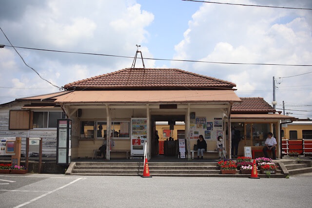 上総牛久駅の、瓦屋根が特徴的な木造駅舎の正面外観。