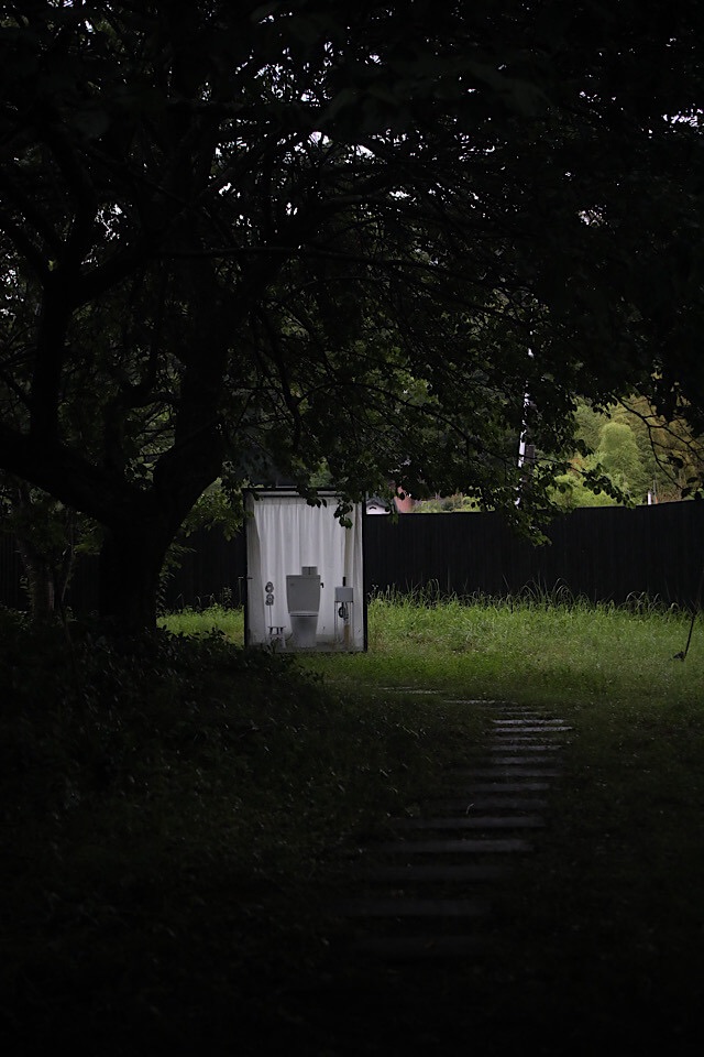 飯給駅前にある藤本壮介設計のガラス張り公衆トイレ「Toilet in Nature」の外観。